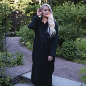 Långskjorta i linne med knappar svart